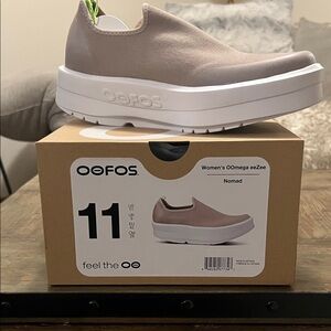 OOFAS - NWT & box - OOmega eeZee Nomad Women's  - Light beige sz. 11